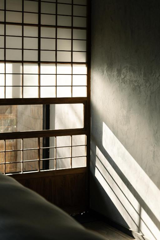 Postel nebo postele na pokoji v ubytování "サウナ露天風呂貸切" いすみ市一棟貸し古民家ホテル tokoro hotel Isumi