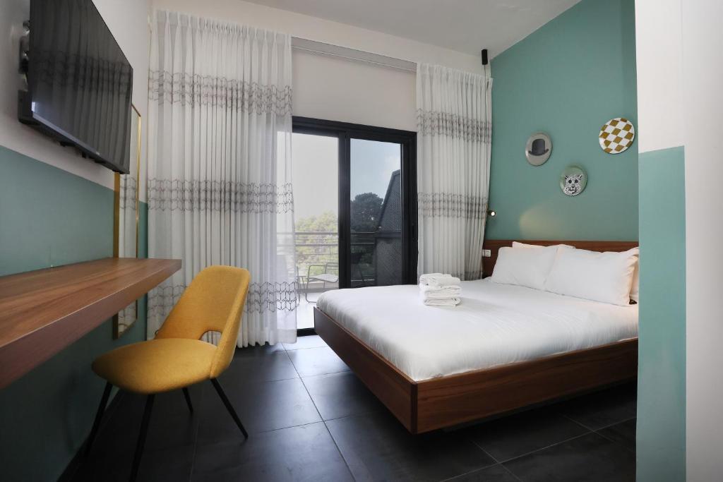 Postel nebo postele na pokoji v ubytování Domus Carmel Hotel