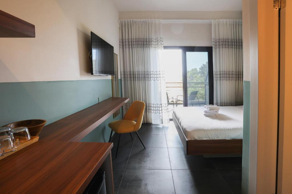Postel nebo postele na pokoji v ubytování Domus Carmel Hotel