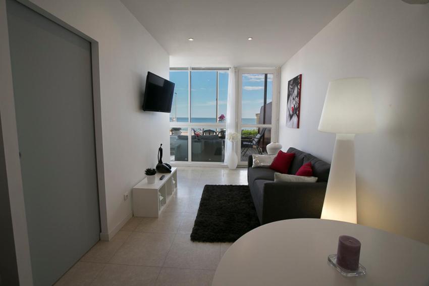 TV a/nebo společenská místnost v ubytování Le Grand Large Bord de Mer Hotel & Appartements