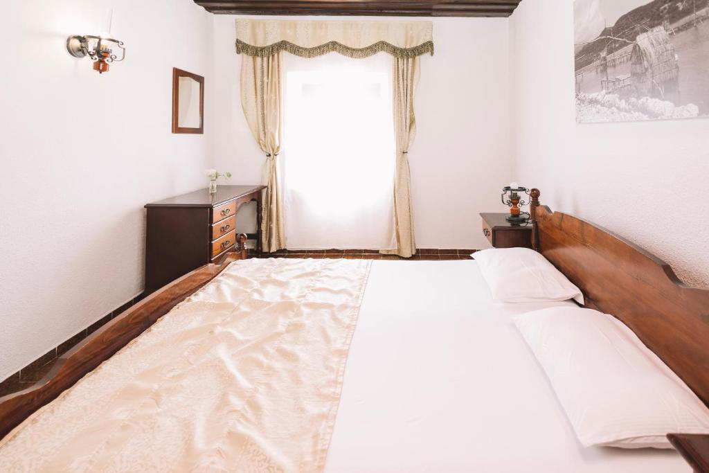 Postel nebo postele na pokoji v ubytování Kulla e Balshajve