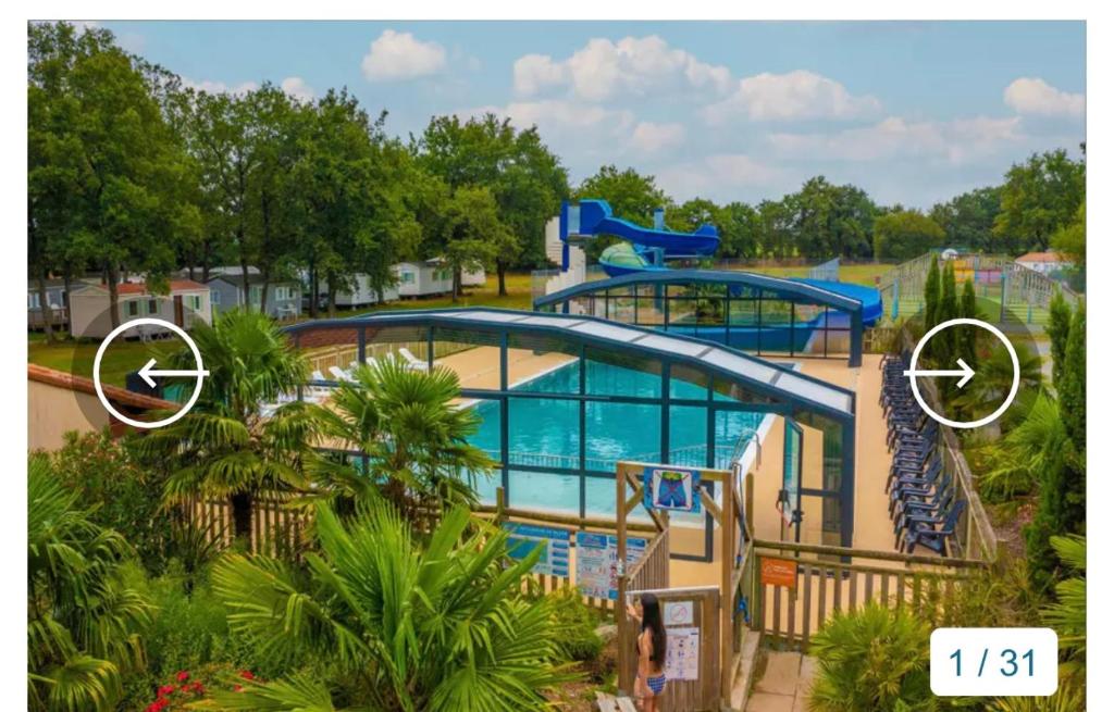 une image d'une grande piscine dans un complexe dans l'établissement Mobil home cœur de Vendée, à La Boissière-de-Montaigu