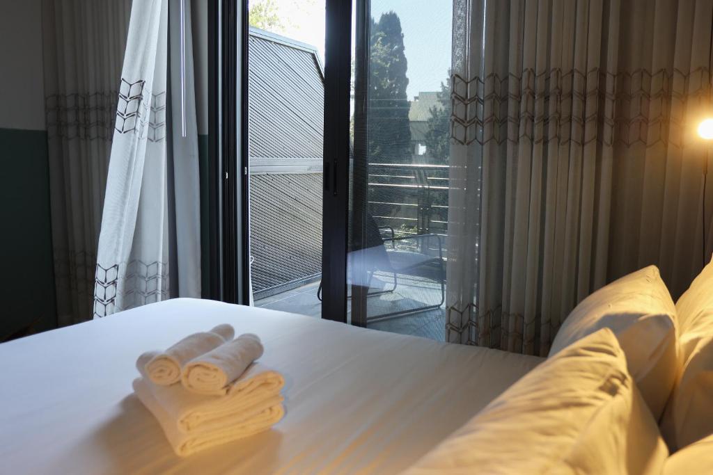 Postel nebo postele na pokoji v ubytování Domus Carmel Hotel
