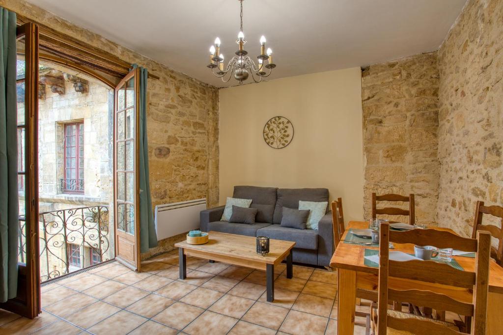 un salon avec un canapé et une table dans l'établissement 3 pièces, plein centre, monument historique, 