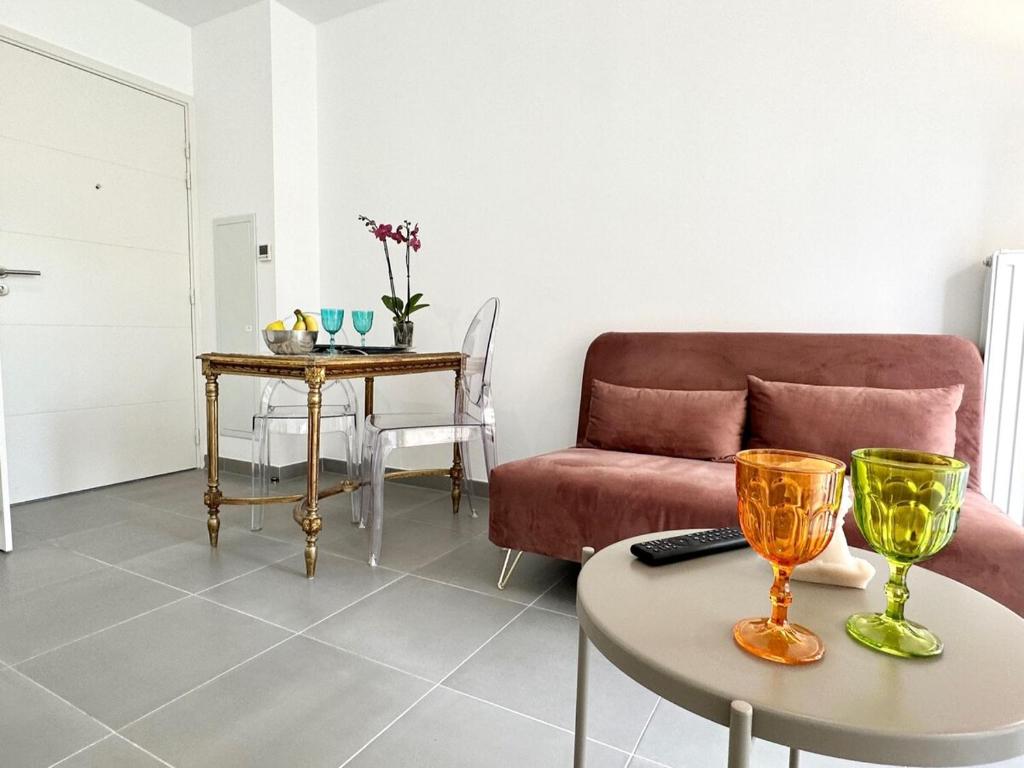 un salon avec un canapé et une table dans l'établissement Port Of Nice - with Balcony, à Nice