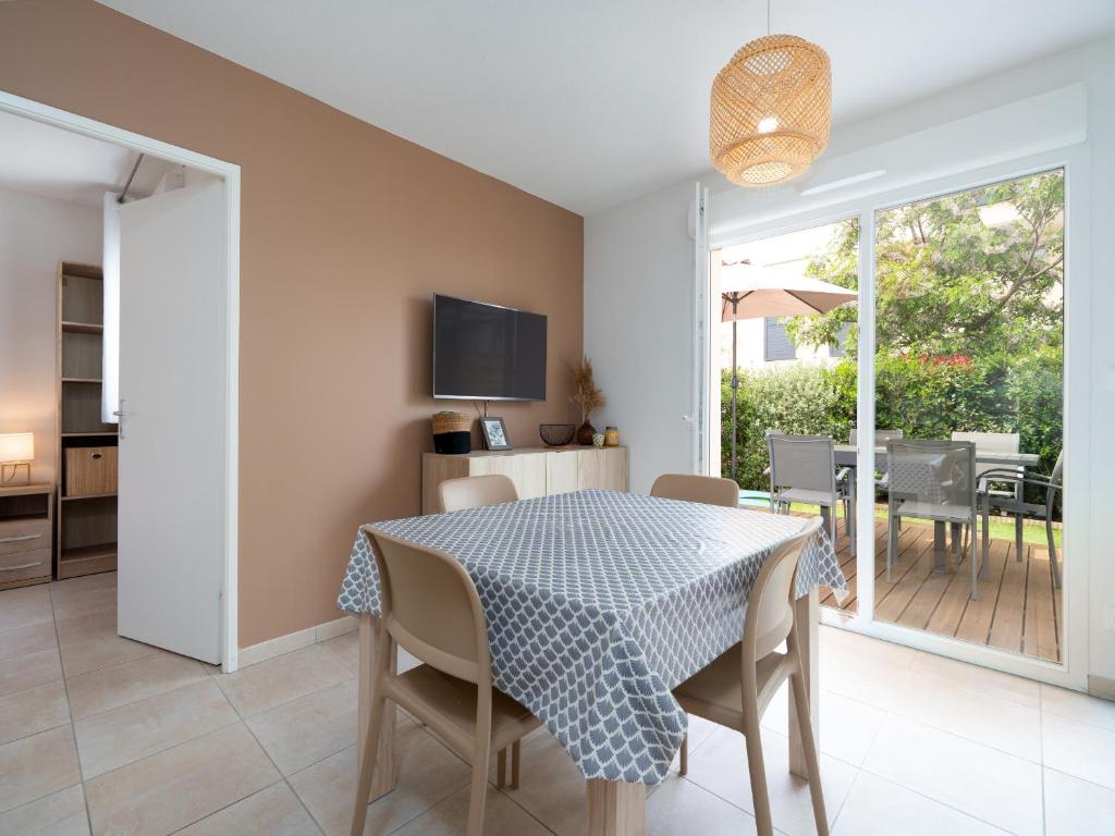 une cuisine et une salle à manger avec une table et des chaises dans l'établissement LA DUNE 72 - Villa 3P6, à Valras-Plage