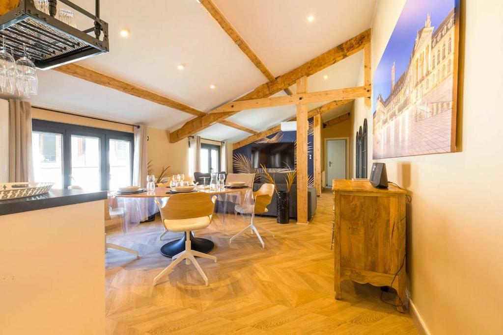 eine Küche mit Tisch und Stühlen in einem Zimmer in der Unterkunft L'Echappée Ducale in Dijon