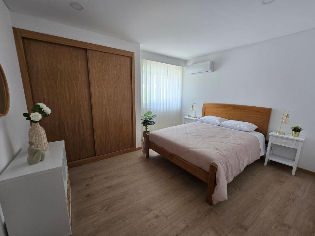 Ένα ή περισσότερα κρεβάτια σε δωμάτιο στο Vivenda Branca Martinho I