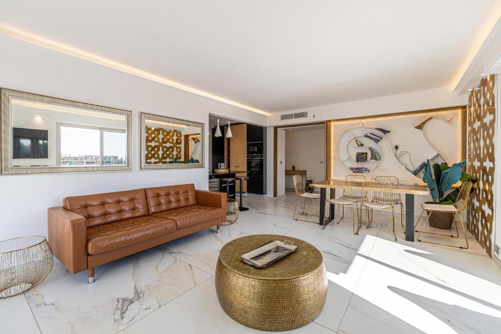 un salon avec un canapé et une table dans l'établissement Modern apartment - 3BR- 6P - Croisette Plage, à Cannes