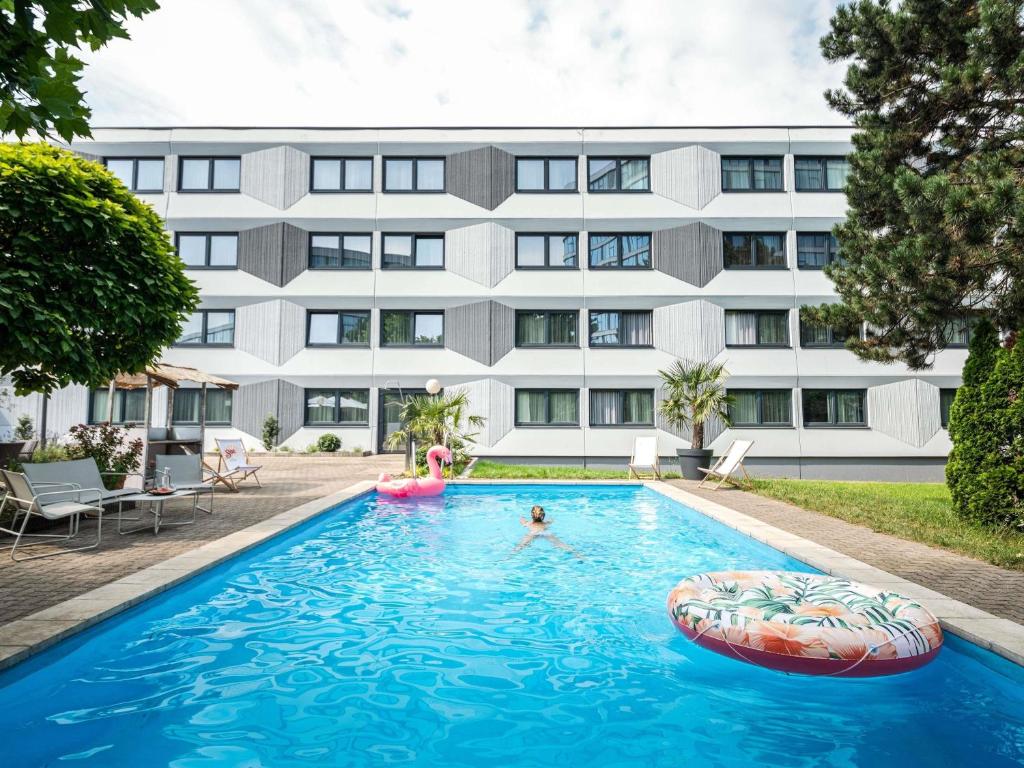 Bazén v ubytovaní Ibis Styles Linz alebo v jeho blízkosti