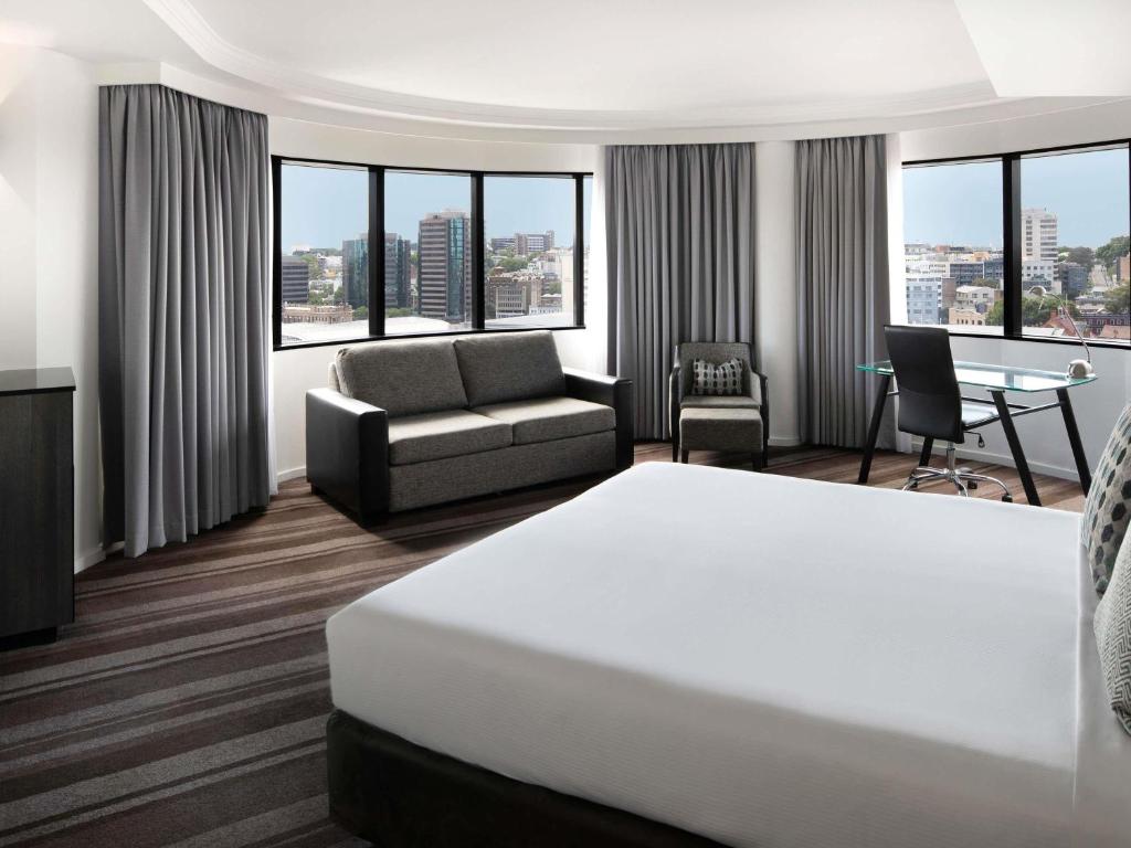 Postel nebo postele na pokoji v ubytování Mercure Sydney