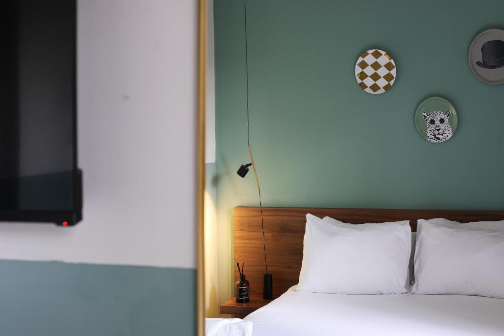 Postel nebo postele na pokoji v ubytování Domus Carmel Hotel
