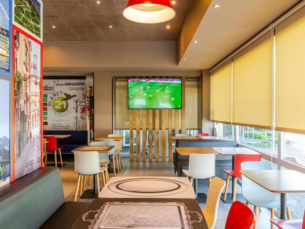 TV a/nebo společenská místnost v ubytování Ibis Bilbao Barakaldo