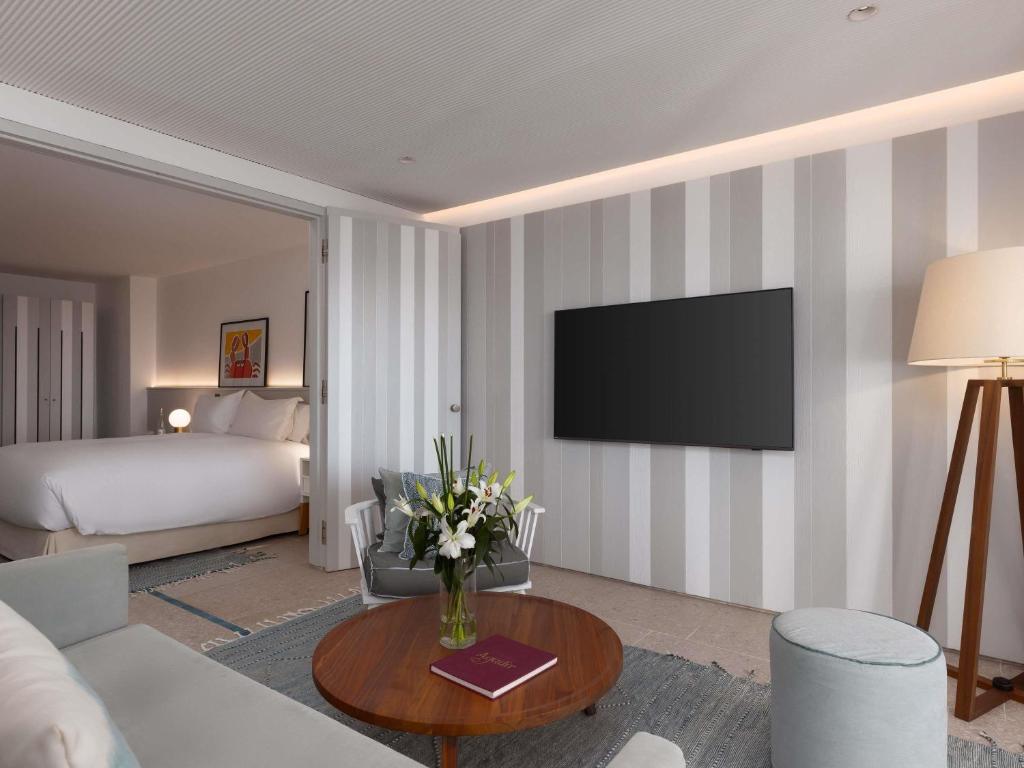 TV a/nebo společenská místnost v ubytování Sofitel Agadir Thalassa Sea & Spa