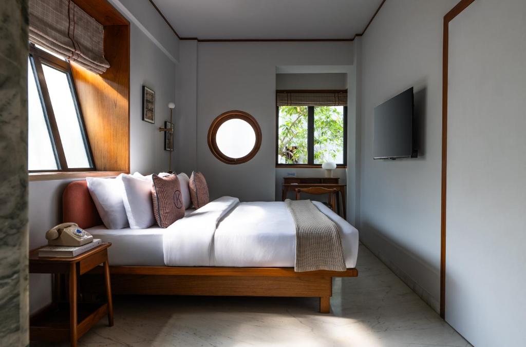 Postel nebo postele na pokoji v ubytování The Kin Hotel