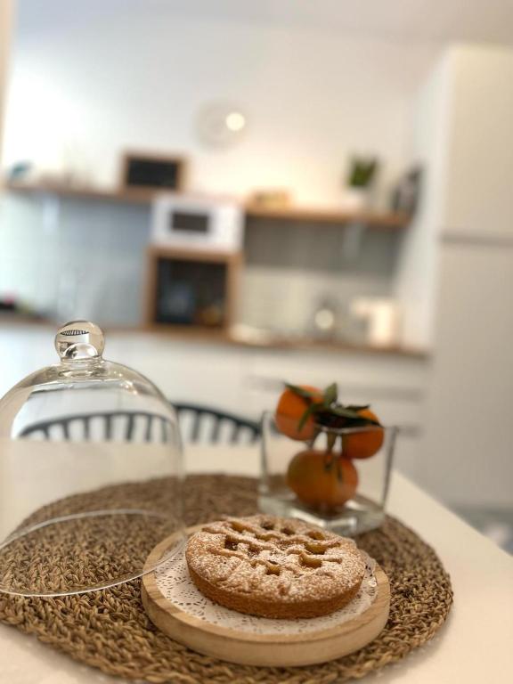 ciasteczko leżące na stole w kuchni w obiekcie La Casa di Mina w mieście Monte di Procida