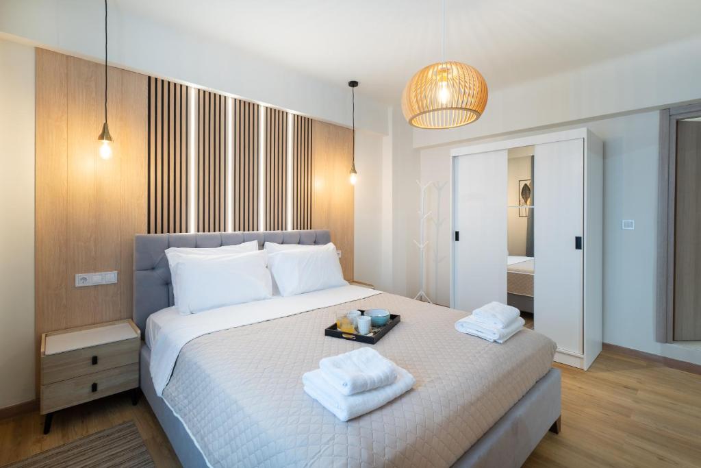 Ένα ή περισσότερα κρεβάτια σε δωμάτιο στο Niki Athens Suites - 404 - Cosy Apartment in Athens Historical Center