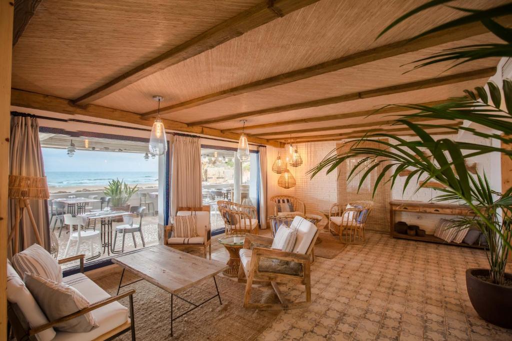 una sala de estar con una mesa y sillas en Tamarit Beach Resort, en Tamarit