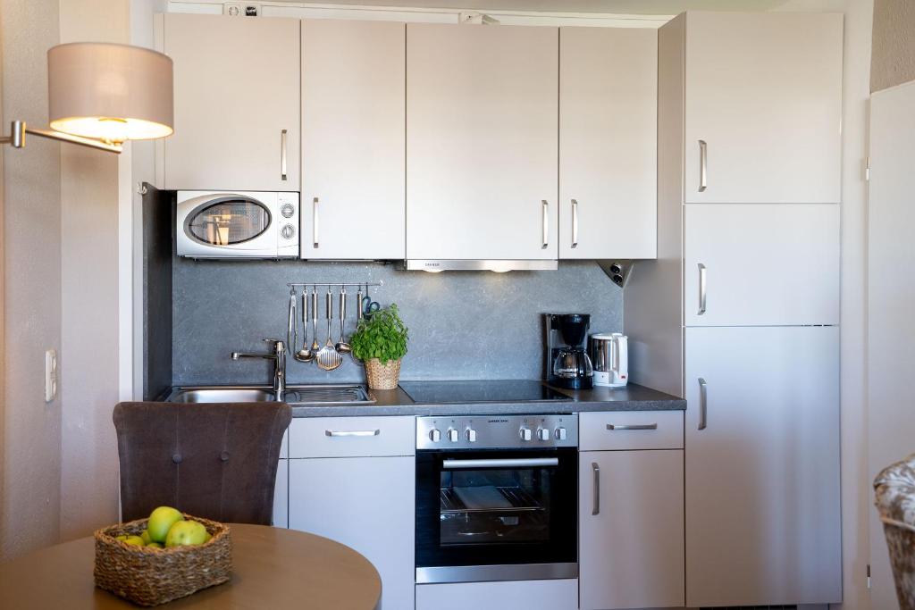 Kuchyň nebo kuchyňský kout v ubytování Das Solaris 10 Luxury Beach Apartment mit Balkon, hundefreundlich, individuell