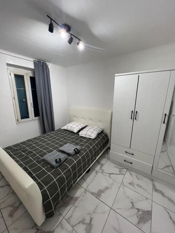 une chambre avec un lit et une armoire dans l'établissement Casa Bianca, à Marseille