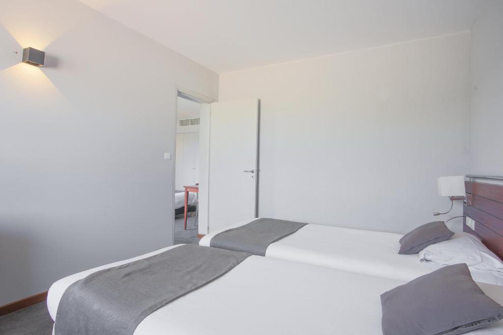 Postel nebo postele na pokoji v ubytování Hotel Brise de Mer - Piscine intérieure & extérieure