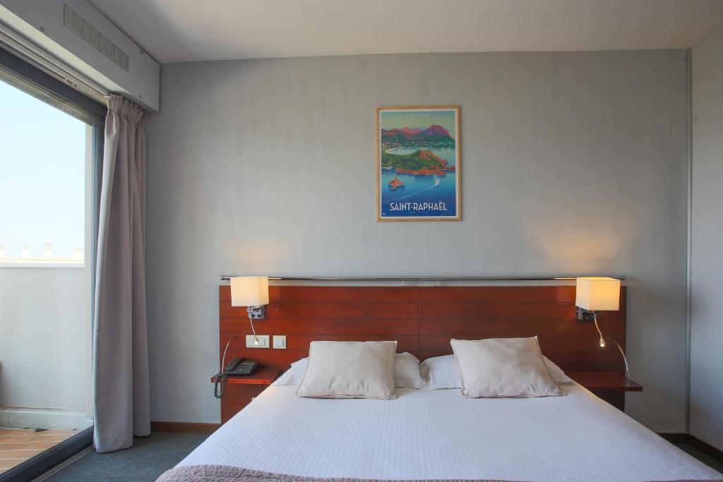 Postel nebo postele na pokoji v ubytování Hotel Brise de Mer - Piscine intérieure & extérieure