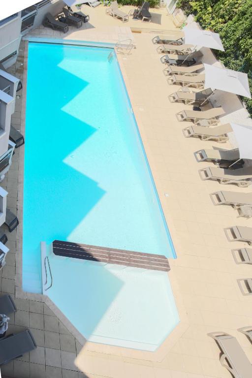 Bazén v ubytování Hotel Brise de Mer - Piscine intérieure & extérieure nebo v jeho okolí