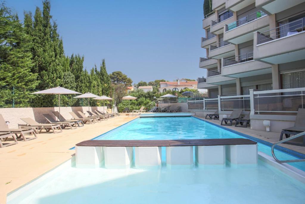 Bazén v ubytování Hotel Brise de Mer - Piscine intérieure & extérieure nebo v jeho okolí