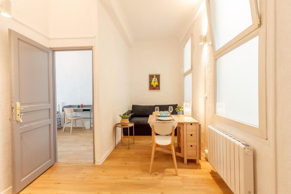 un couloir avec une table et une chaise dans une pièce dans l'établissement Confortable et Agréable T3 en plein Centre, à Toulon