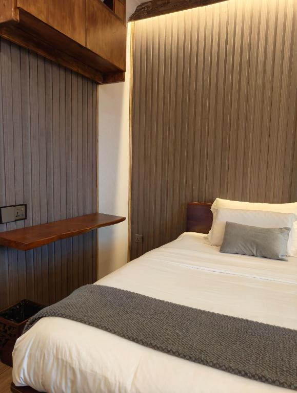 Postel nebo postele na pokoji v ubytování Shalom Suites