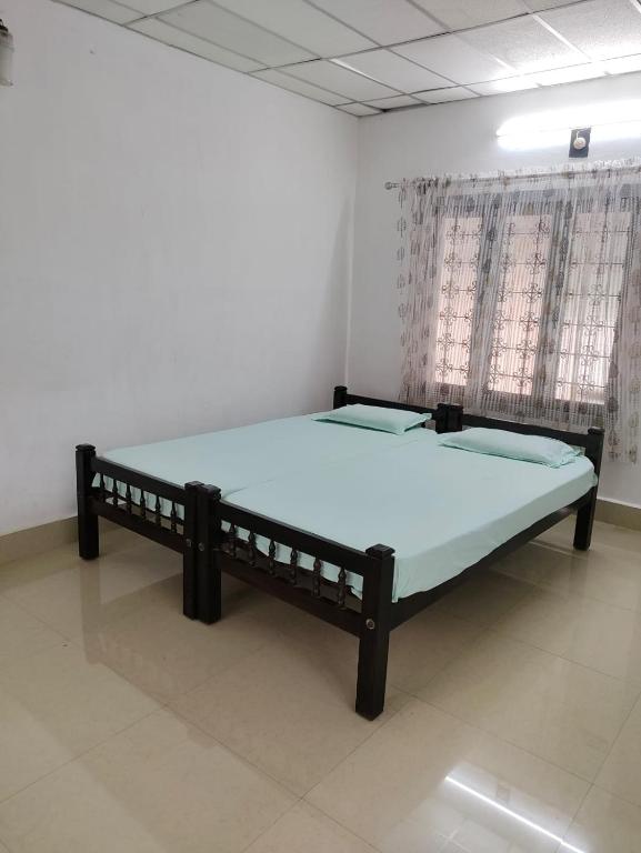 Una cama grande en una habitación con en Thiruvambady Heritage Homestay, en Trichūr