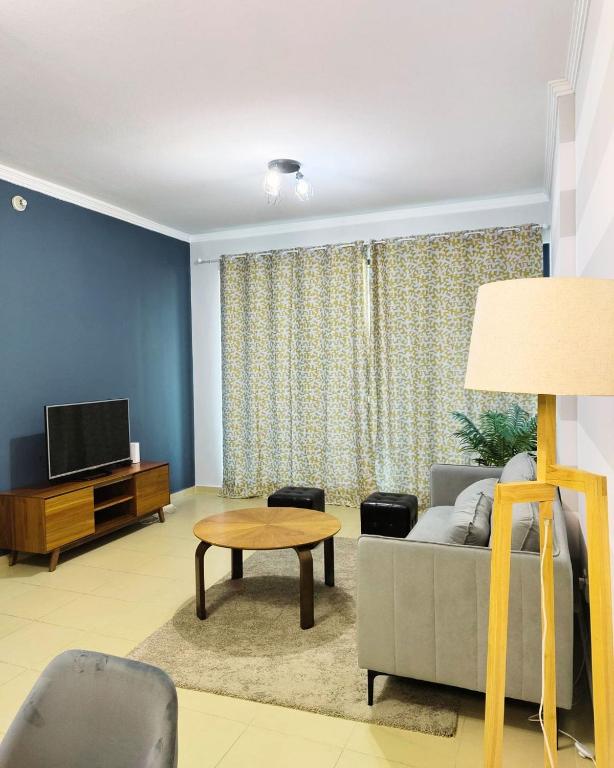 un soggiorno con un divano e un tavolo di Charming & Comfortable 1BR Jumeirah Bay X1 JLT a Dubai
