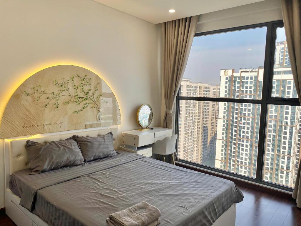 a bedroom with a large bed and a large window at Vinhome Ocean Park 1 Gia Lâm, Hà Nội Apartment in Gia Lâm Pho