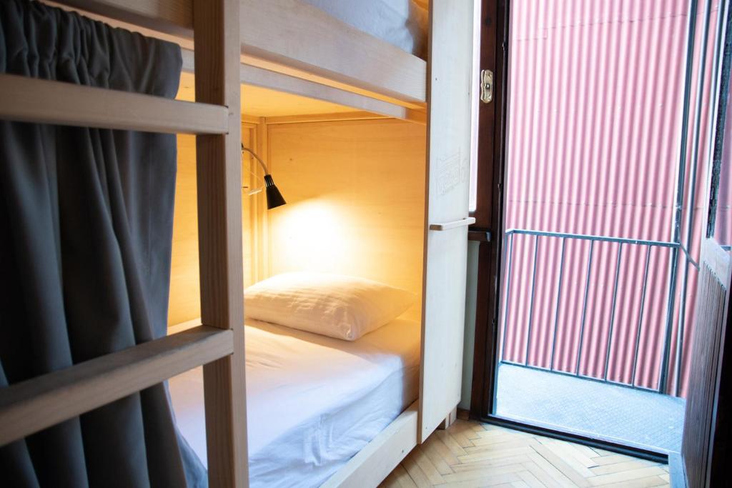 Postel nebo postele na pokoji v ubytování YOLO Hostel