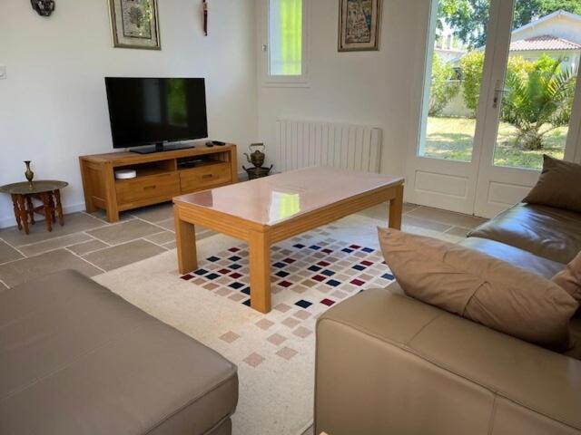 un salon avec un canapé et une table basse dans l'établissement La Villa Blanche, à Andernos-les-Bains