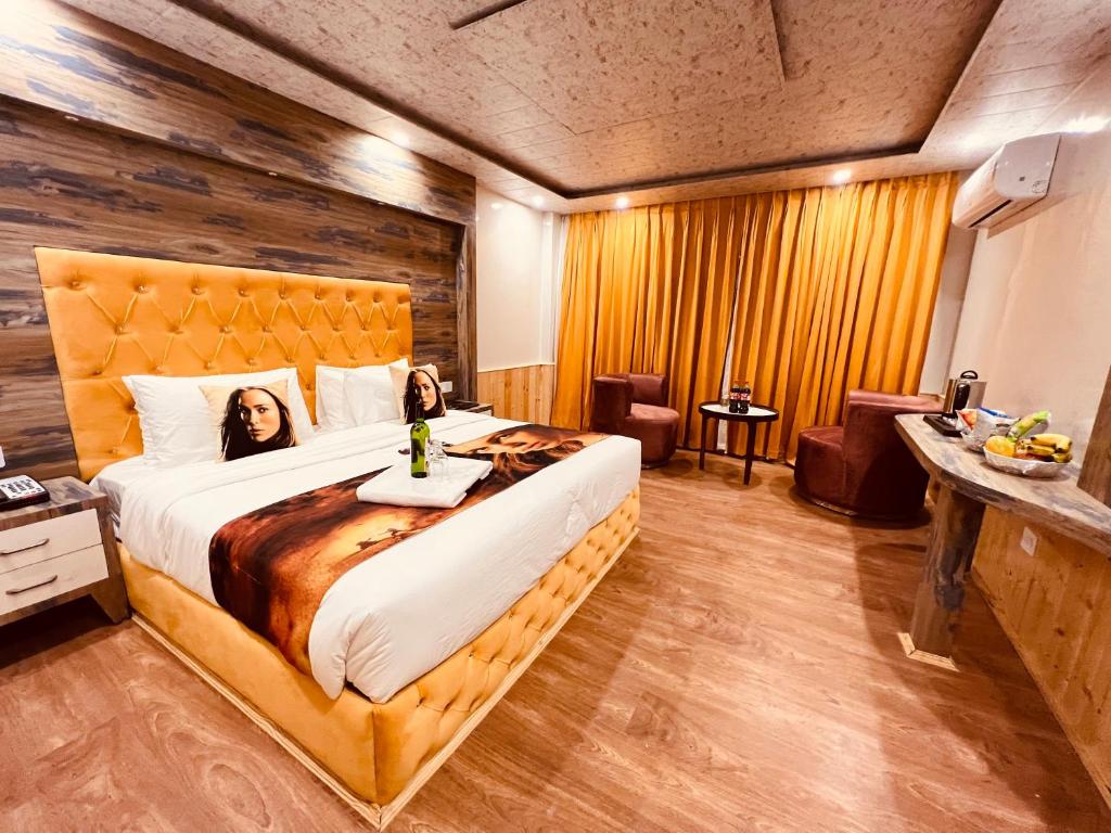Postel nebo postele na pokoji v ubytování Hill River Resort - Central Heated & Air Cooled - Near Mall Road , Best Property of Manali 2024- 2025
