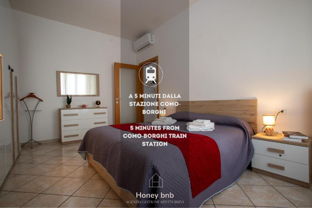 una camera da letto con un letto con un cartello sopra di Ilaria House - 10 Min dal centro di Como a Como