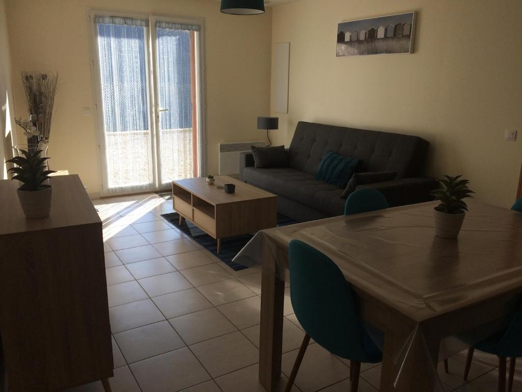 un salon avec un canapé et une table dans l'établissement Chez Virginie et Christophe, à Belvédère