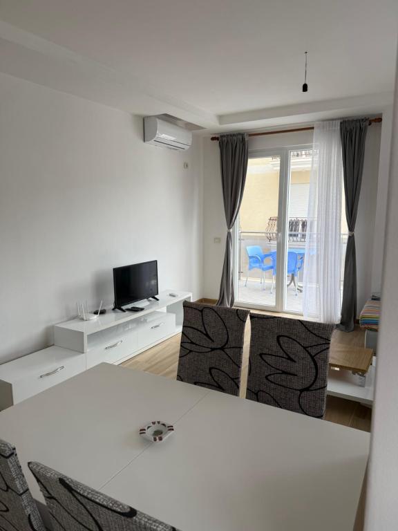 Televiisor ja/või meelelahutuskeskus majutusasutuses Guest APARTAMENTS SHENGJIN
