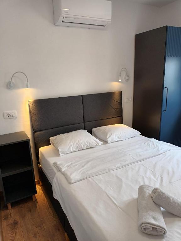 Posteľ alebo postele v izbe v ubytovaní Beachfront House Ivana with Pool - renovated 2025