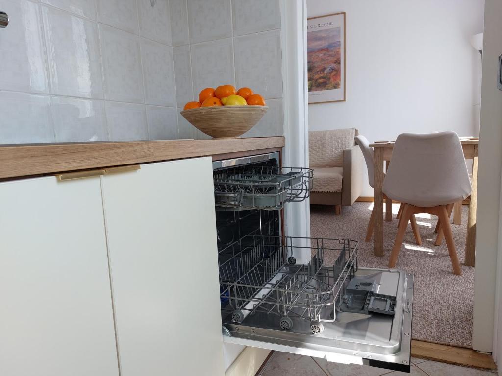 Kuchyňa alebo kuchynka v ubytovaní Seaside & Park Apartments Gdańsk by Noclegi Renters