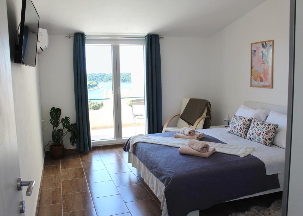 a bedroom with a bed with towels on it at Horizont view apartment in Pula