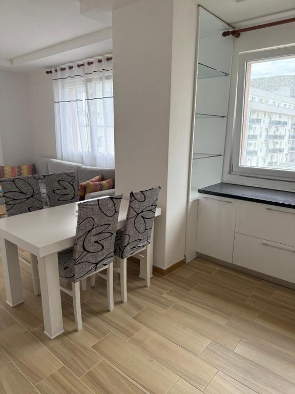 Köök või kööginurk majutusasutuses Guest APARTAMENTS SHENGJIN