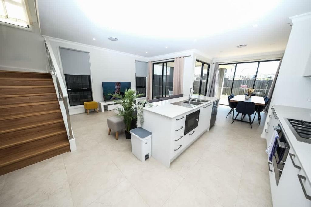 O bucătărie sau chicinetă la Brand new 5 bedroom house close to Rouse hill