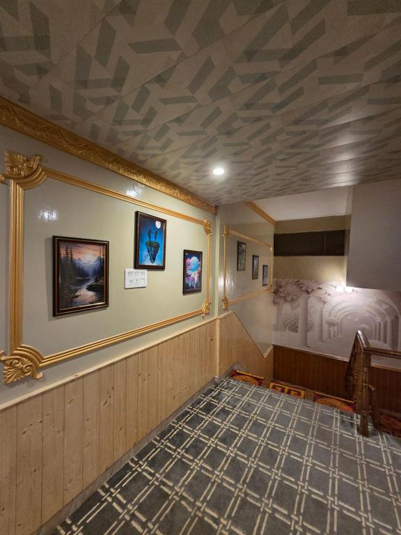 Postel nebo postele na pokoji v ubytování Hill River Resort - Central Heated & Air Cooled - Near Mall Road , Best Property of Manali 2024- 2025