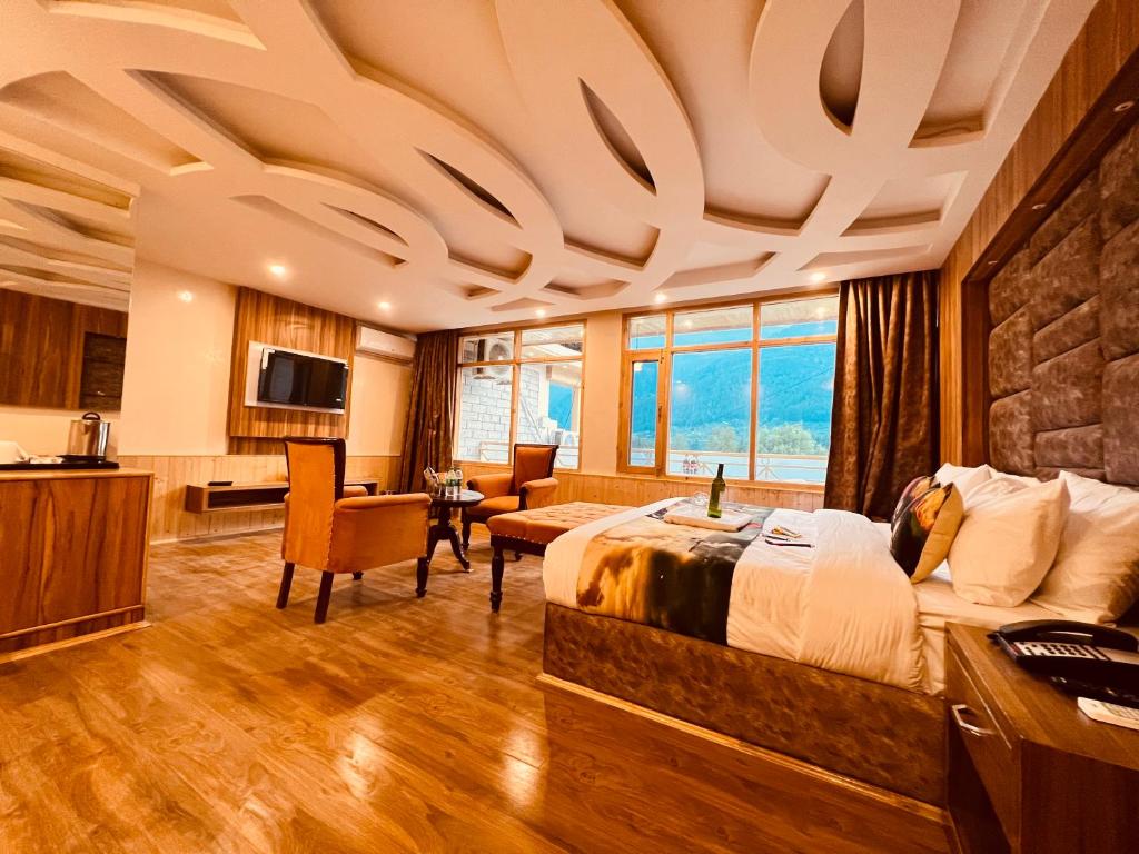 TV a/nebo společenská místnost v ubytování Hill River Resort - Central Heated & Air Cooled - Near Mall Road , Best Property of Manali 2024- 2025