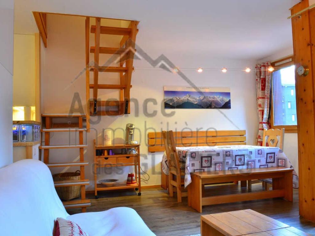 Photo de la galerie de l'établissement Duplex rénové 8 pers. à 120m des pistes avec parking, balcon, vue montagne, 3 chambres - FR-1-329-95, à La Plagne Tarentaise