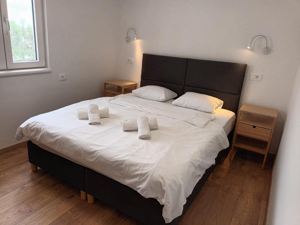 Posteľ alebo postele v izbe v ubytovaní Beachfront House Ivana with Pool - renovated 2025