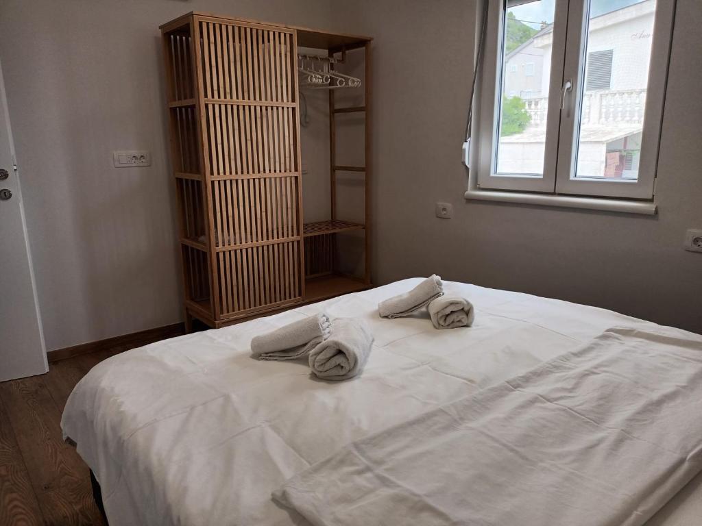 Posteľ alebo postele v izbe v ubytovaní Beachfront House Ivana with Pool - renovated 2025