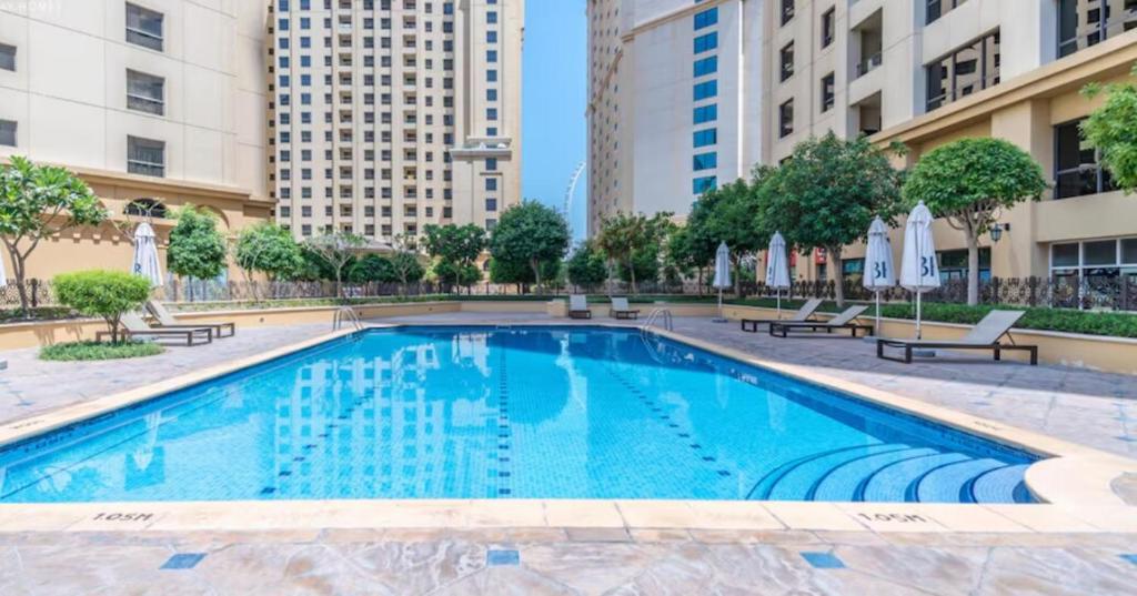 ドバイにあるBeachside 2BR Marina Viewsの大型スイミングプール(ベンチ付)